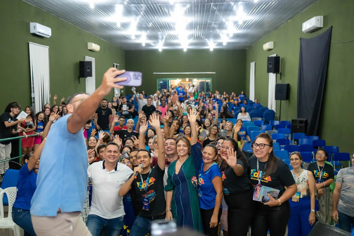 Público nos estandes e salas de palestra do SALIVA